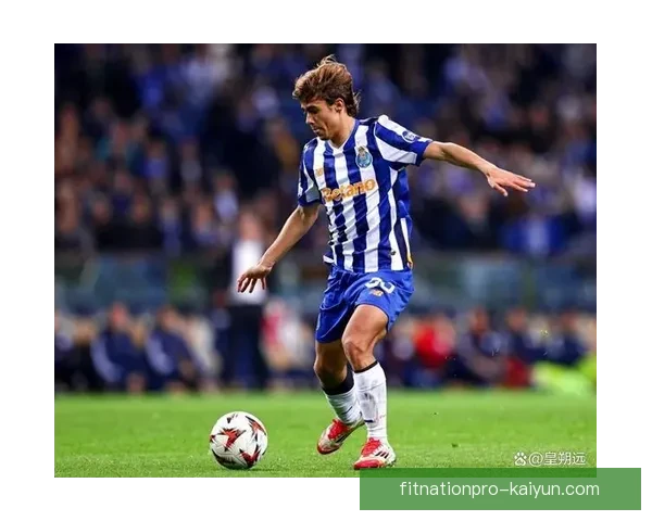 2023年世界杯新星足球选手表现亮眼，未来之星的崛起引发全球关注